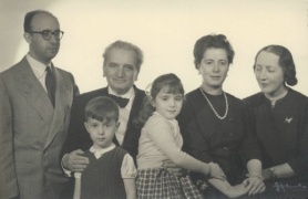 Nueva ventana: Milln y su esposa, von Krman y su secretaria personal, con los dos hijos del matrimonio.